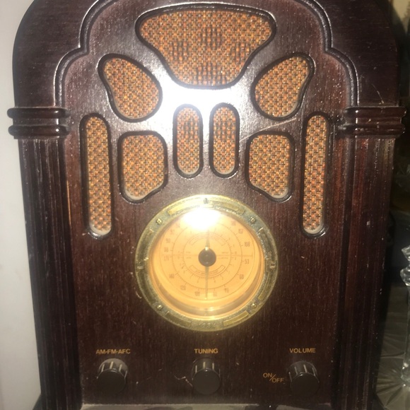 Thomas Vintage Style Radio with Brown Finish - Picture 2 of 4